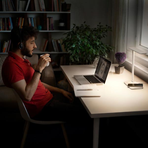 Skrivebordslampe med trådløs opladning